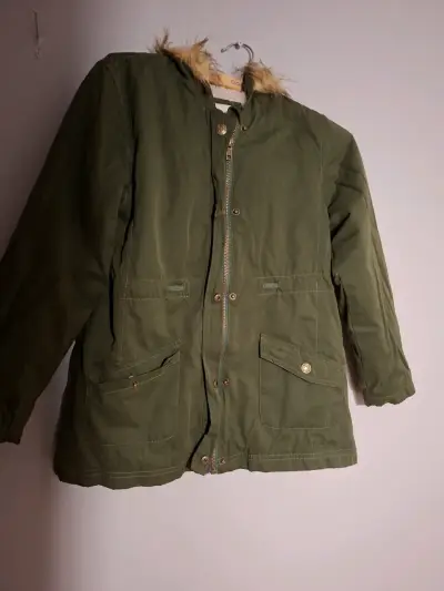 Chaqueta roja con capucha y detalles decorativos - miniatura 3