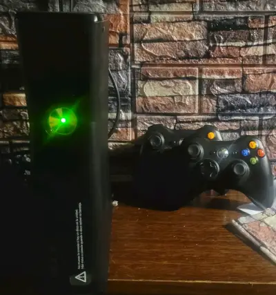 Consola Xbox 360 con control y juegos - miniatura 1