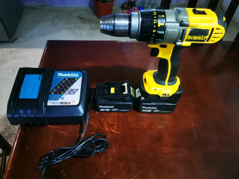 Taladro Inalámbrico DeWalt con Baterías Makita - 1