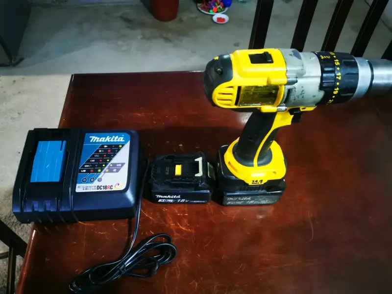 Taladro Inalámbrico DeWalt con Baterías Makita - 2