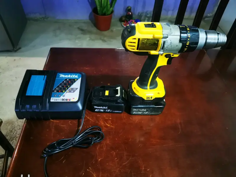 Taladro Inalámbrico DeWalt con Baterías Makita - 3