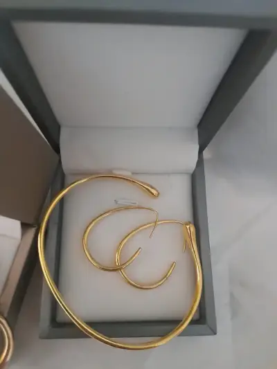Set de joyería dorada con pulsera y aros - miniatura 1