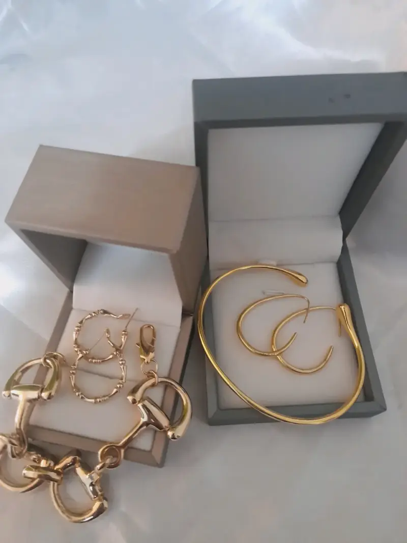 Set de joyería dorada con pulsera y aros - 2