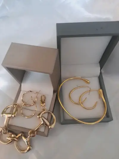 Set de joyería dorada con pulsera y aros - miniatura 2