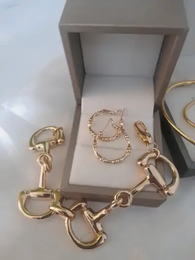Set de joyería dorada con pulsera y aros - miniatura 3