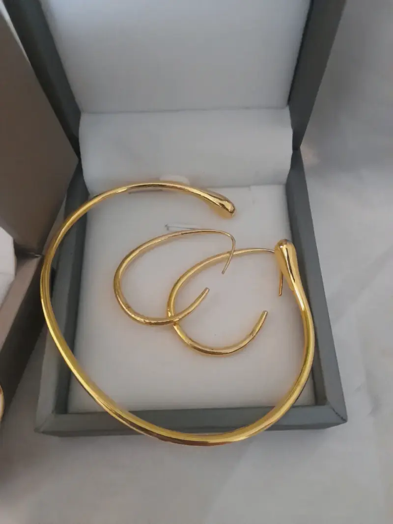 Set de joyería dorada con pulsera y aros - 4