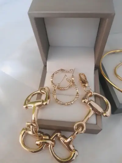 Set de joyería dorada con pulsera y aros - miniatura 5