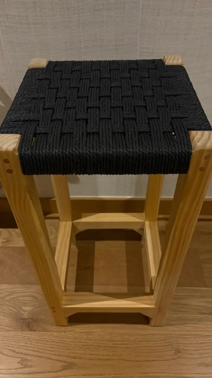 Taburete de madera con asiento tejido negro - 1