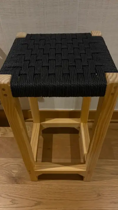 Taburete de madera con asiento tejido negro - miniatura 1