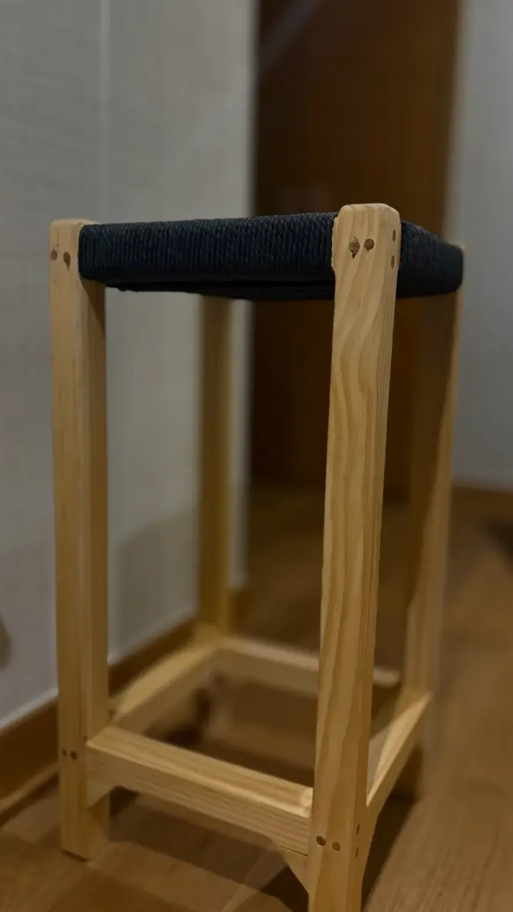 Taburete de madera con asiento tejido negro - 2