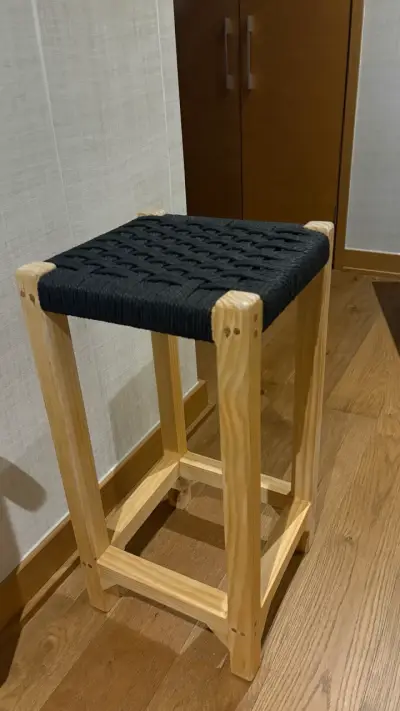 Taburete de madera con asiento tejido negro - miniatura 3
