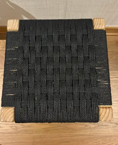 Taburete de madera con asiento tejido negro - miniatura 4