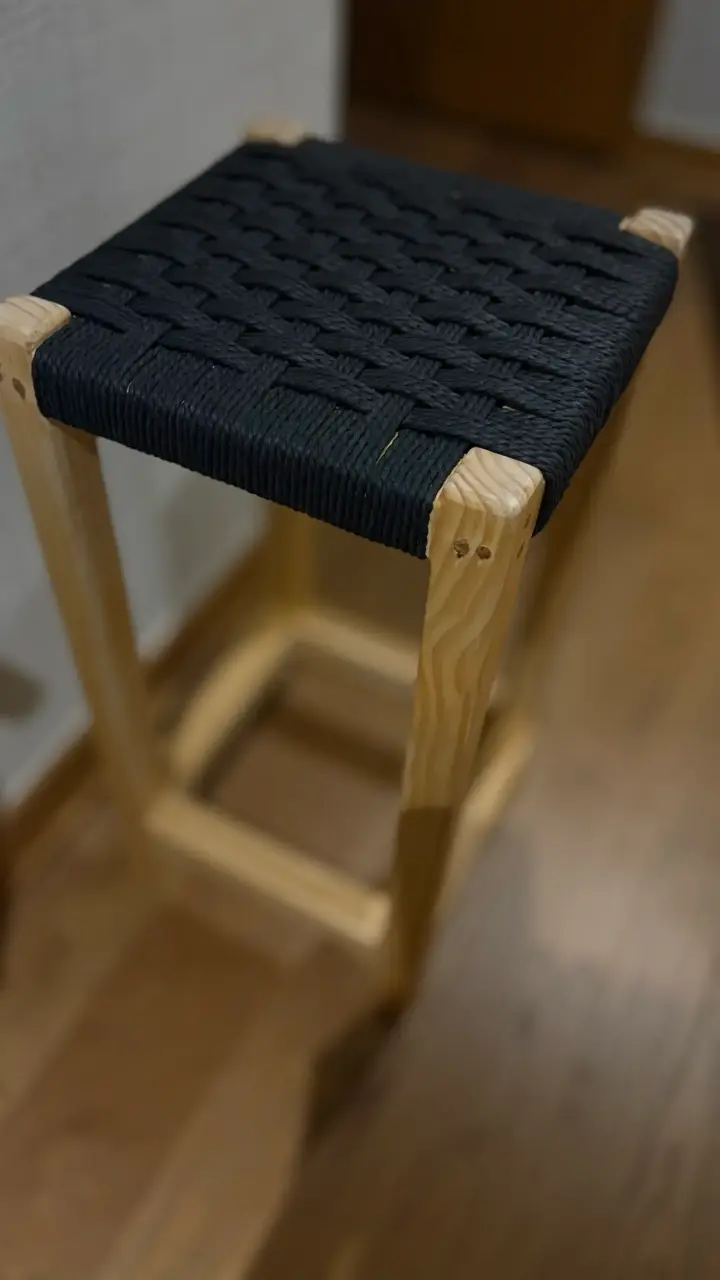 Taburete de madera con asiento tejido negro - 5