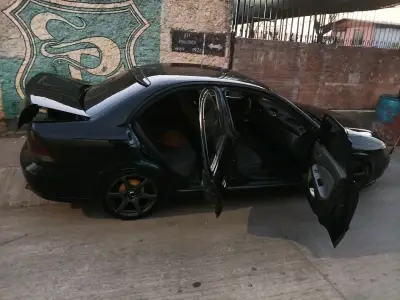 Auto sedán negro en buen estado - miniatura 1