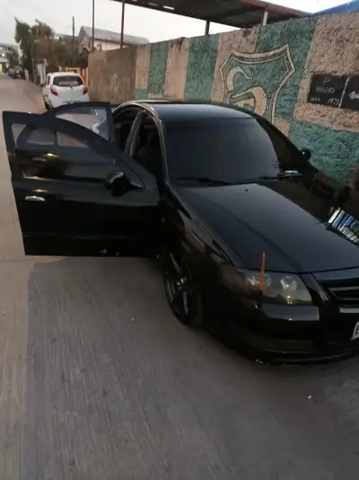 Auto sedán negro en buen estado - miniatura 2