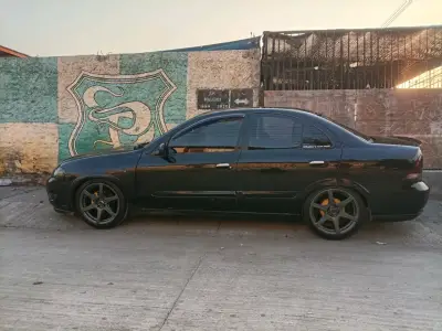 Auto sedán negro en buen estado - miniatura 4