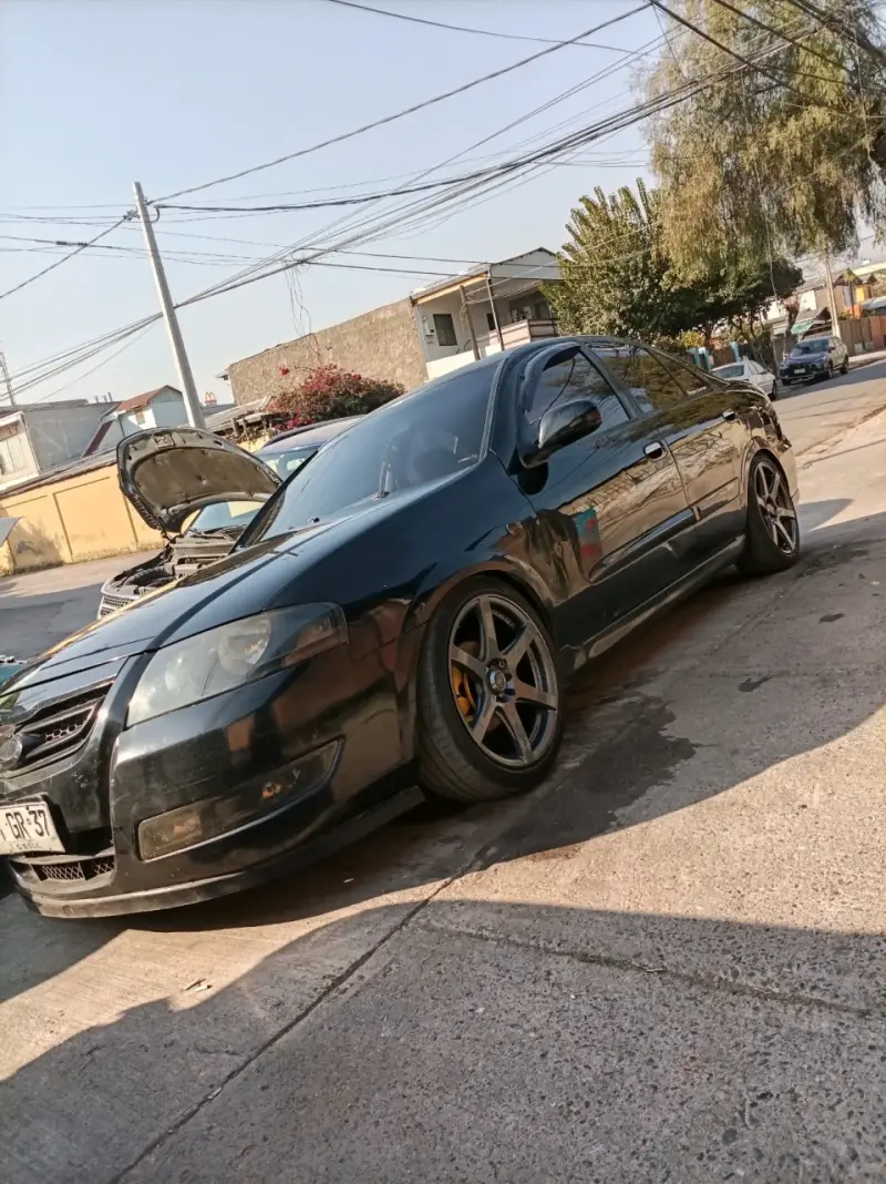 Auto sedán negro en buen estado - 5