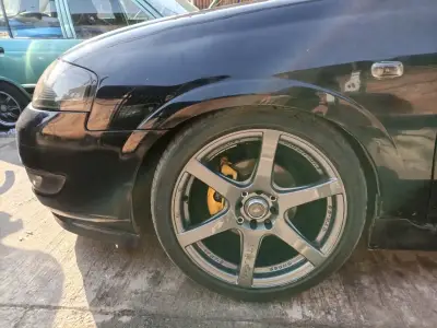 Auto sedán negro en buen estado - miniatura 6