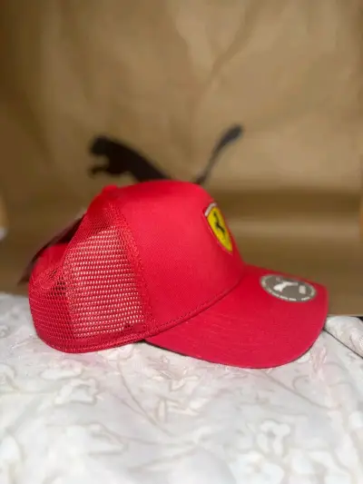 Gorra roja Ferrari Puma edición especial - miniatura 2