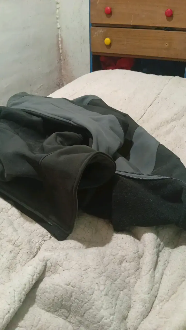 Chaqueta de polar negra y gris para hombre