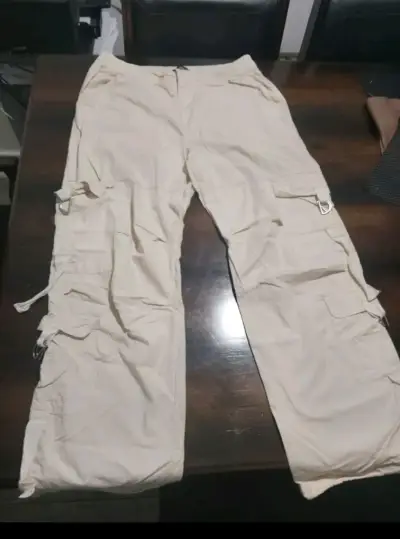Pantalones cargo beige para hombre con bolsillos - miniatura 1