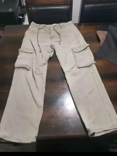 Pantalones cargo beige para hombre con bolsillos - miniatura 6