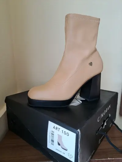 Botines de cuero beige con tacón alto C/Moran - miniatura 1