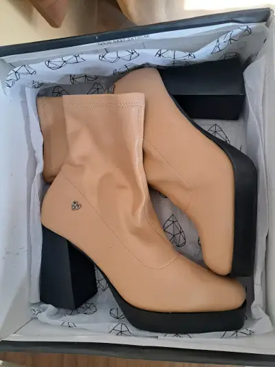 Botines de cuero beige con tacón alto C/Moran - miniatura 3