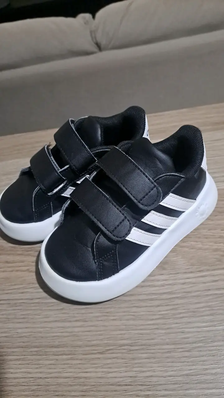 Zapatillas deportivas negras para niños con velcro