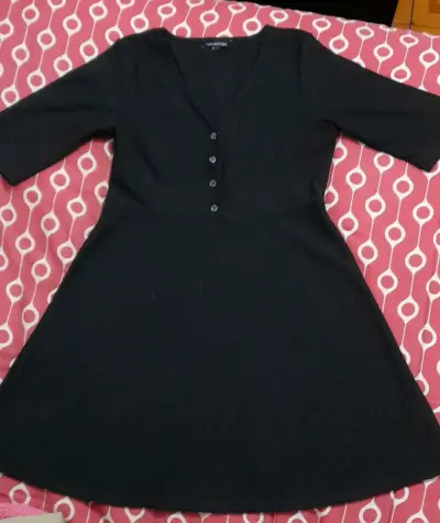Vestido negro con botones FashionSpark - miniatura 1