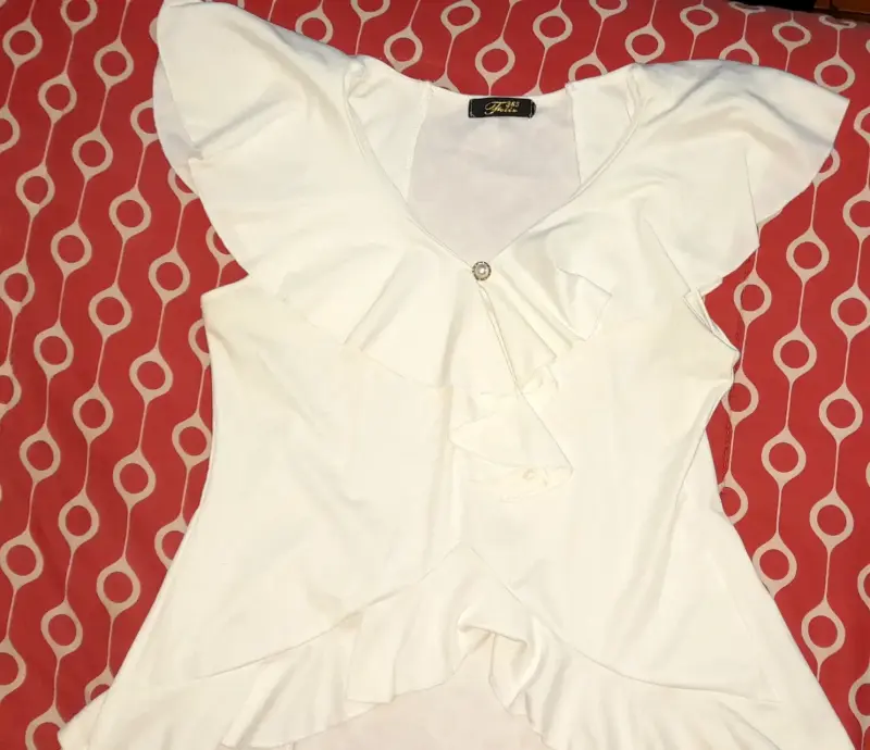 Blusa blanca con volantes - 1