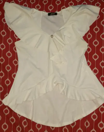 Blusa blanca con volantes - miniatura 2