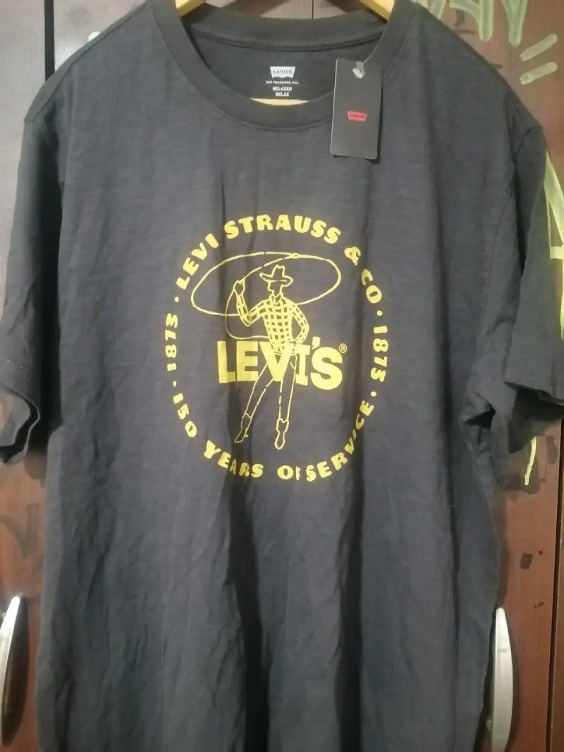 Polera Levi's negra con diseño amarillo