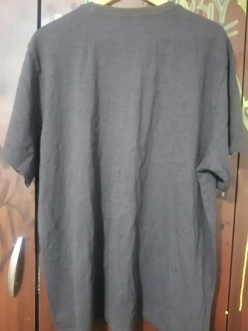 Polera Levi's negra con diseño amarillo - 2