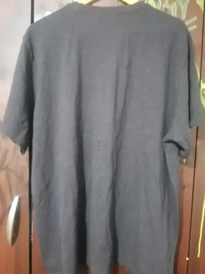 Polera Levi's negra con diseño amarillo - miniatura 2