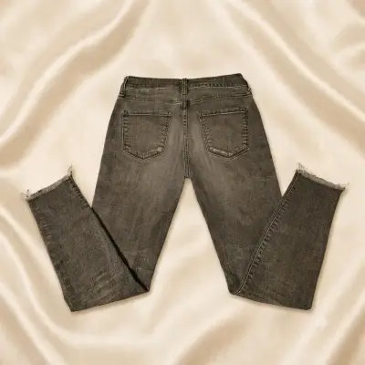 Jeans rasgados para mujer color gris - miniatura 2