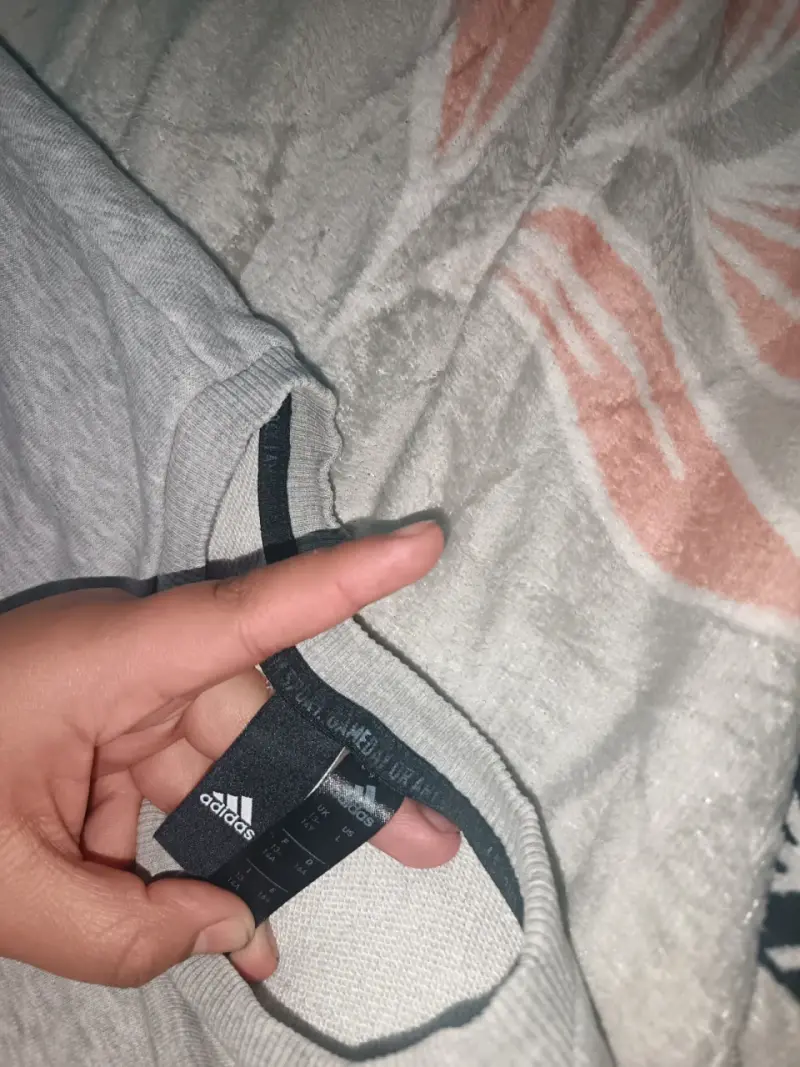 Polerón gris Adidas con logo estampado - 2