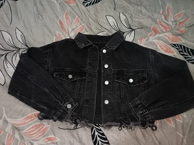 Chaqueta de mezclilla negra corta para mujer