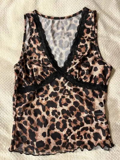 Blusa de encaje con estampado animal print - miniatura 1