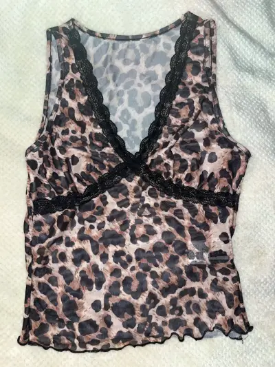 Blusa de encaje con estampado animal print - miniatura 4