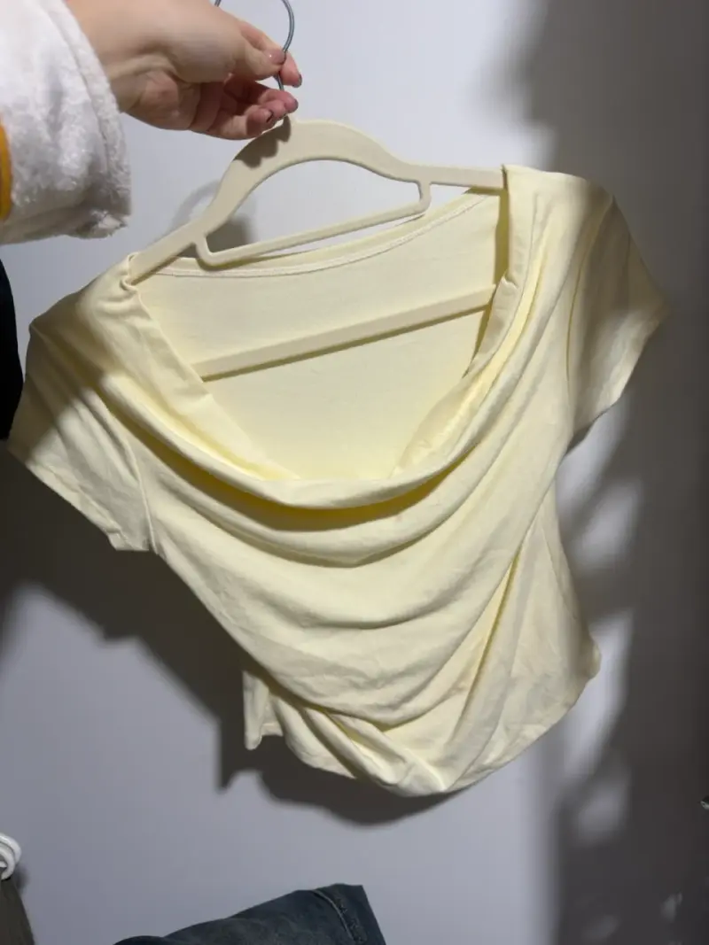 Polera amarilla con cuello drapeado para mujer - 1