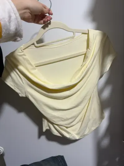 Polera amarilla con cuello drapeado para mujer - miniatura 1