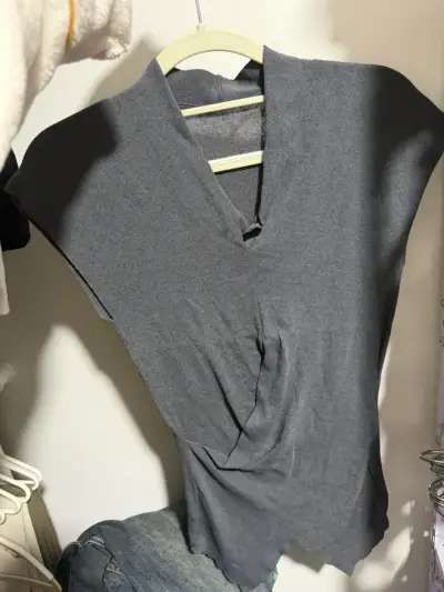 Polera amarilla con cuello drapeado para mujer - miniatura 3