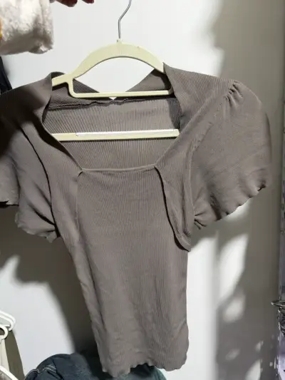 Polera amarilla con cuello drapeado para mujer - miniatura 4