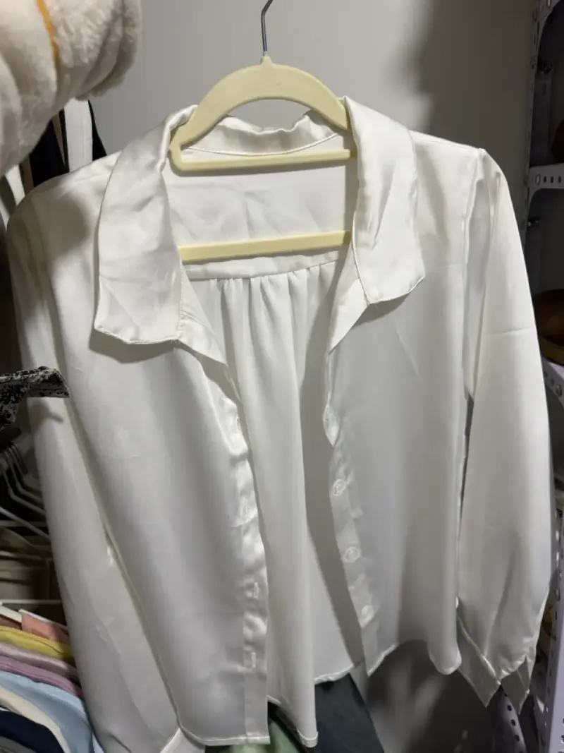 Blusa blanca de satén para mujer - 1