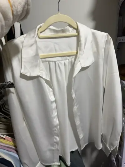 Blusa blanca de satén para mujer - miniatura 1