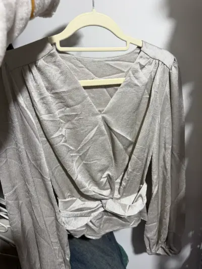 Blusa cruzada de mujer color beige elegante - miniatura 1