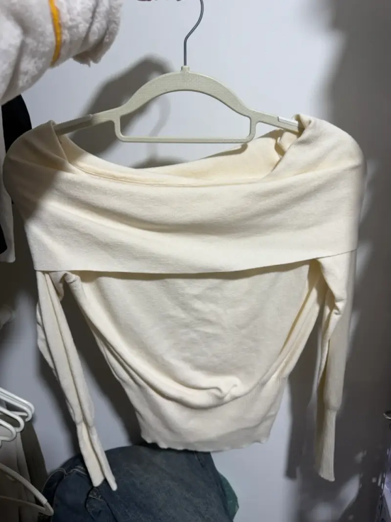 Blusa cruzada de mujer color beige elegante - 2