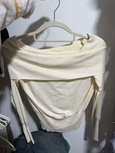 Blusa cruzada de mujer color beige elegante - miniatura 2