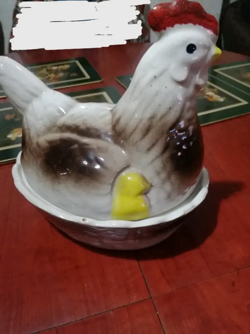 Decorativa figura de gallina de cerámica - 1